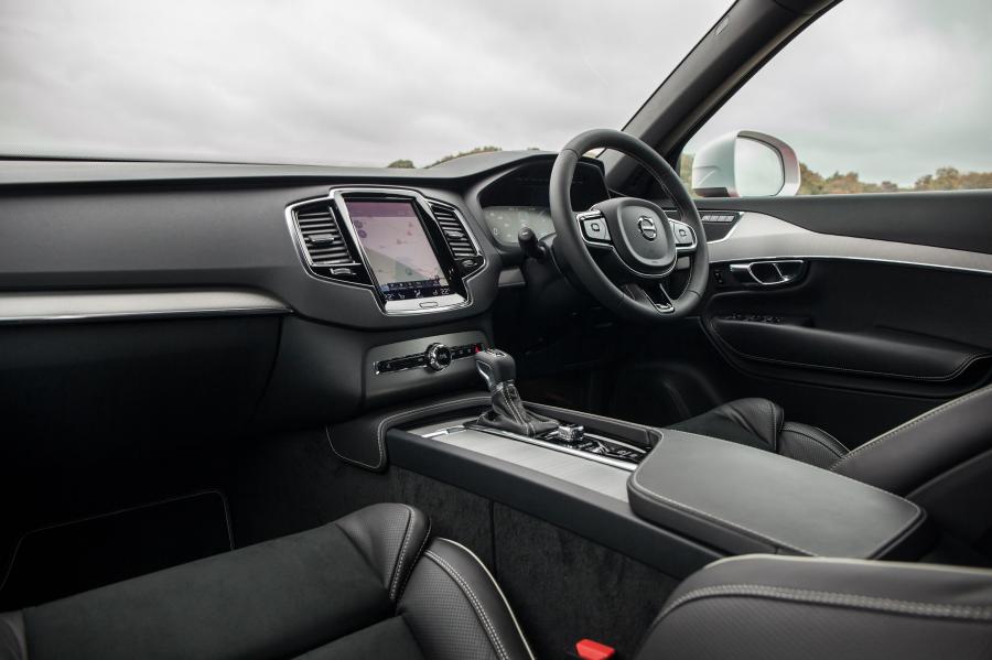 Интерьер Volvo XC90 D5 R-Design 2015 года  (UK) (фото 25 из 44)